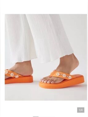 UO EMBELLISHED THONG
SANDAL IN ORANGE